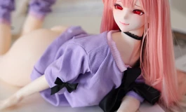 她不是在“展示”，而是在“存在”。